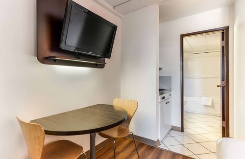 South Lethbridge Hotel | Motel 6 Lethbridge, AB