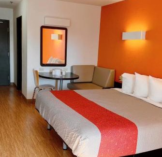 Regina Hotel | Motel 6-Regina, SK