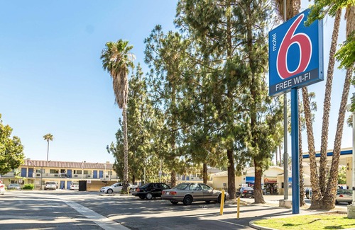 Riverside Hotel | Motel 6 Riverside, CA - UCR East