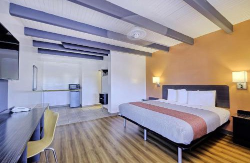 Sullivan Hotel | Motel 6 Sullivan MO