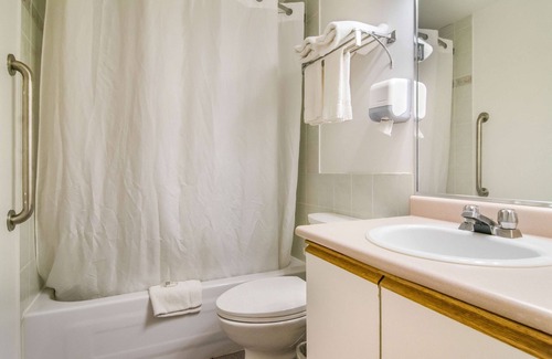 Newton Hotel | Motel 6 Surrey, BC