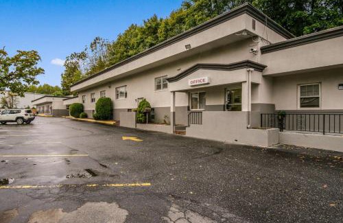 Neptune City Hotel | Motel 6-Tinton Falls, NJ