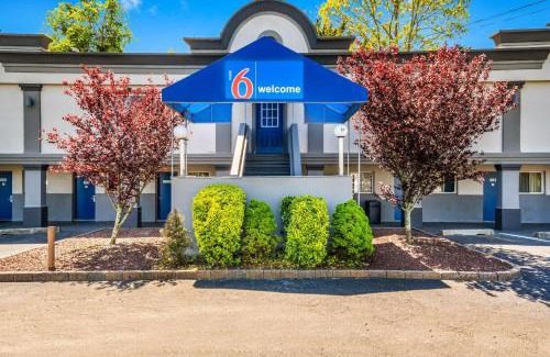 Point Pleasant - Toms River Hotel | Motel 6-Toms River, NJ