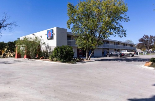 Uvalde Hotel | Motel 6-Uvalde, TX