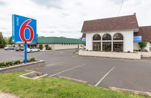 Warminster Hotel | Motel 6-Warminster, PA