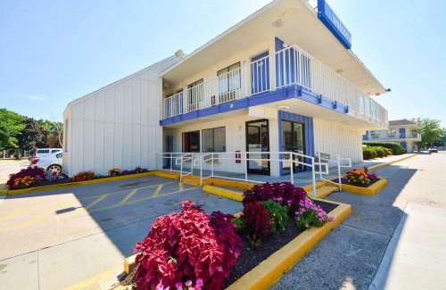 Windsor Locks Hotel | Motel 6-Windsor Locks, CT - Hartford