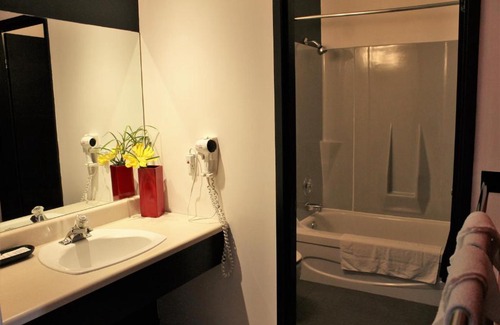 Valcourt Hotel | Motel Du Canton
