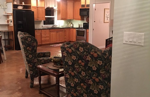Mid City South House | MOTHER-IN-LAW SUITE IN PRESTIGIOUS GOODWOOD