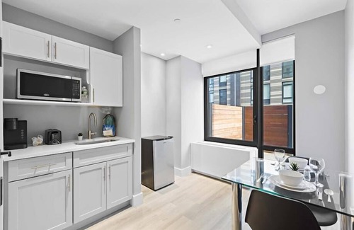 Mott Haven Hotel | Mott Haven King Suite | Gym | Kitchenette | Free Wi-Fi