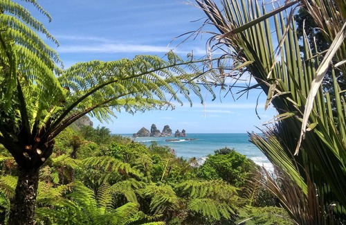 Barrytown Apartment | Motukiekie beach apartment. Our guests come back for more.