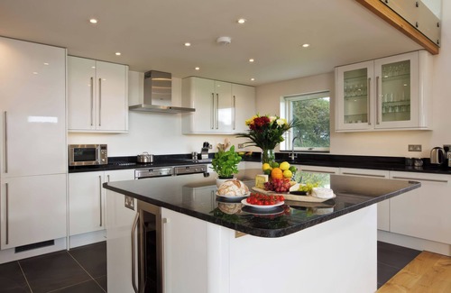 Salcombe Cottage | MOULT HILL BARN, pet friendly, country holiday cottage in Salcombe