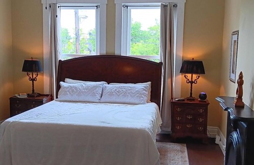 Cherokee Triangle Apartment | Mount Bernadette - Charming historic apartment in the heart of the Louisville Highlands