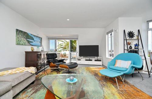 Mount Pleasant House | Mount Pleasant - Ocean Views - 3 bedroom with bathtub