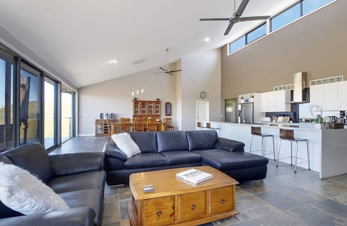 Wayo House | Mount Wayo Retreat - Goulburn (Sleeps up to 10)