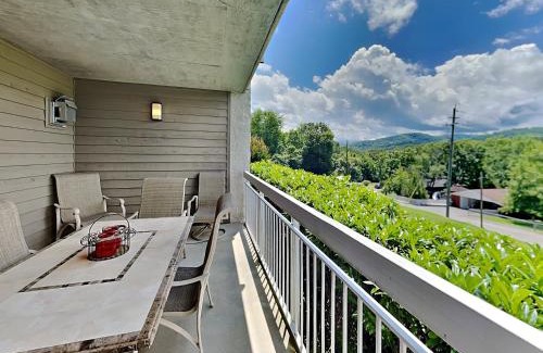 Pigeon Forge Apartment | Mountain Breeze Retreat at Whispering Pines 512