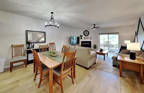 Pigeon Forge Apartment | Mountain Breeze Retreat at Whispering Pines 512
