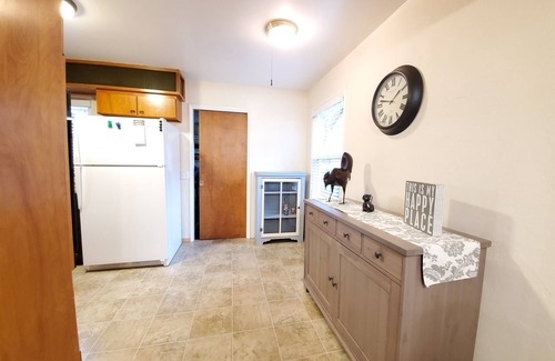 Dunsmuir House | Mountain Bungalow, tall pines, deck, in town.