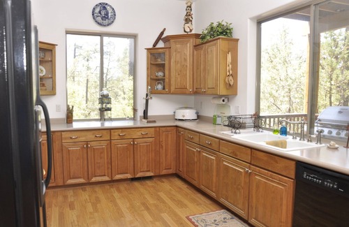 Payson Cabin | Mountain Cabin With Cool Temperatures, Great Views, And Modern Furnishings.