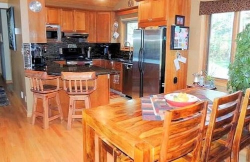 Jasper East House | Mountain Chalet | PRIVATE Pool & Hot Tub | 2-min DRIVE to Jasper National Park