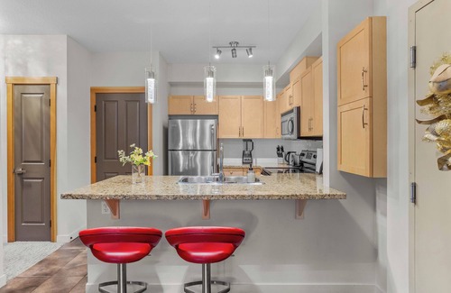 Cougar Creek Condo | Mountain Escape-HotTub/HtPool/KingBed/FreeParking/AC/View/3BR/Sleep10