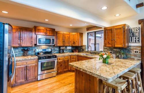 Sundance Cabin | MOUNTAIN FAVORITE - ASPEN RIDGE, HOT TUB, FULL VIEW OF SKI SLOPES, WOOD BURNING FIREPLACES