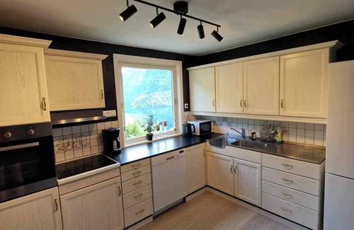 Hellesylt Apartment | Mountain garden by the Geirangerfjord