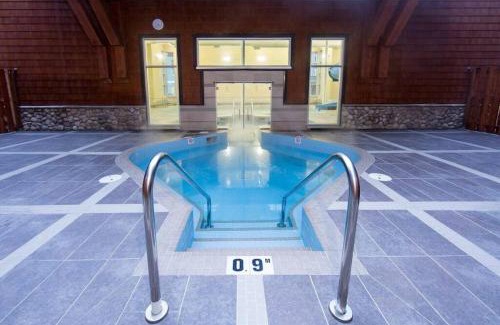 Canmore Apartment | Mountain Getaway in Canmore - Sleeps 6 - Pool & Hottub