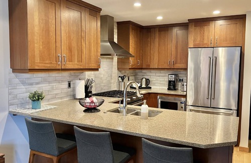 Canmore Condo | Mountain Getaway - Steps away from Main Street!