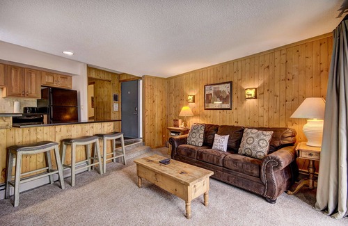 Four O'Clock Condo | Mountain is yours! Adventure Basecamp -Wifi-W/D - Bus Route!
