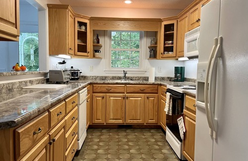 Lynn Cottage | Mountain Lake Cottage- Cozy cottage with lake view