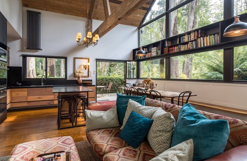 Sassafras House | Mountain Lodge STAYZ HOLIDAY HOME OF THE YEAR 2025, 1 hour from Melbourne!