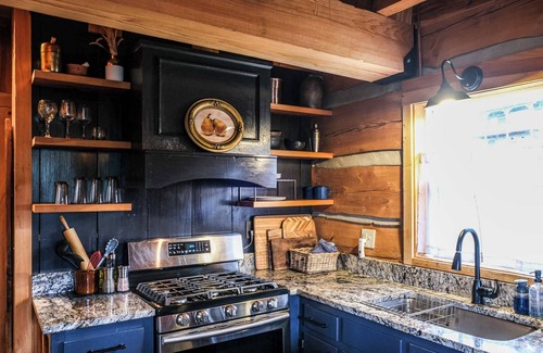 Vesta House | Mountain Log Cabin|Mabry Mill|Fireplace|Hiking