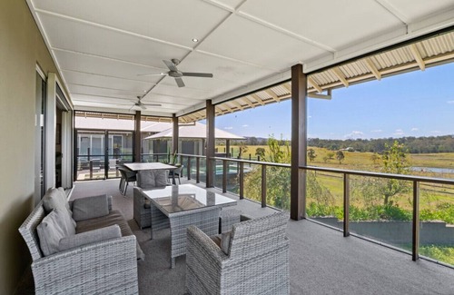 Tamborine House | Mountain Majesty with Poolside: Relaxing Getaway