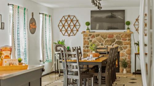 Long Pond House | Mountain Mindset by AvantStay Pool Hot Tub Game Room Firepit