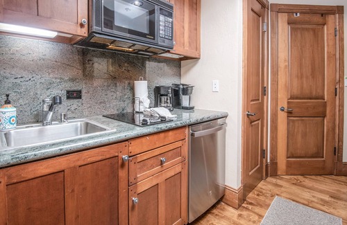 Highlands Townhomes Condo | Mountain Modern Beaver Creek Village Condo, Ski-In and Out, w/Hot Tub and Views