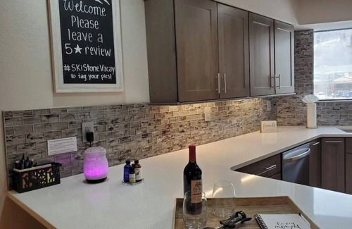 Mountain House Condo | ⭐Mountain Modern Escape⭐INDOOR HOT TUB & FIREPLACE walk to Keystone Slopes
