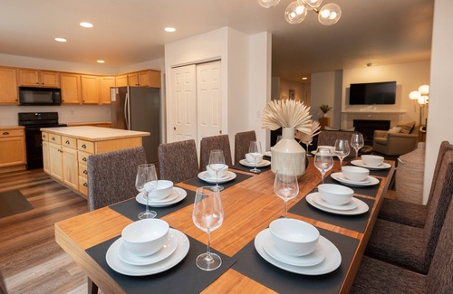 Westbrook Meadows House | Mountain Modern, Kid and Pet Friendly, AC,Kayak,SUPs, Sleeps 10, BBQ, Fireplace