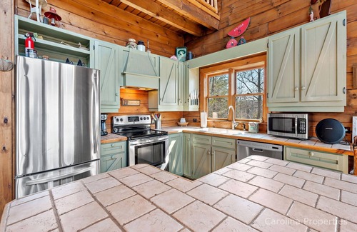 Vein Mountain Cabin | Mountain Moments by Carolina Properties - Pet Friendly, Great Views, Private!