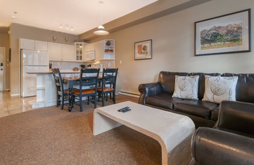 East Kootenay House | Mountain Rook 2 king bedroom, sleeps 6: Unit 1002