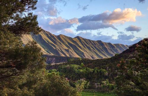 Glenwood Springs House | Mountain Retreat with Deck Ski, Soak, Golf and Hike!