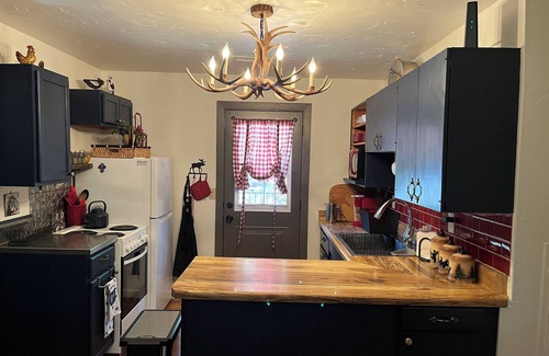 Oak Knoll Village House | Mountain retreat with close proximity to lake and town square