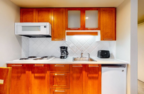 Whistler Village Apartment | Mountain studio with jetted tub & fireplace - walk to lifts - near golf