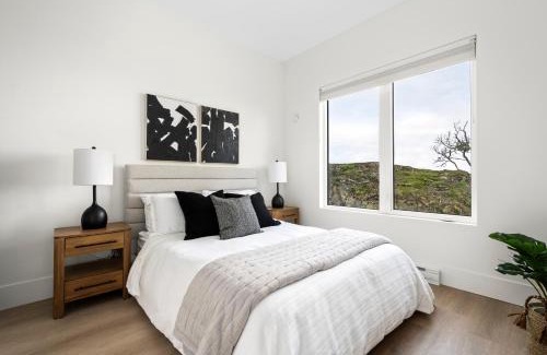 Regional District of Nanaimo House | Mountain Suite, Ocean View Fire Pit, Fully Equipped Kitchen, WD