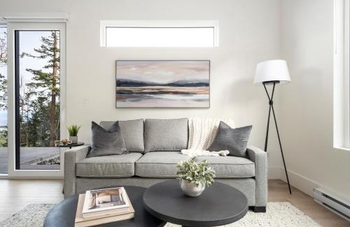 Regional District of Nanaimo House | Mountain Suite, Ocean View Fire Pit, Fully Equipped Kitchen, WD