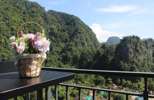 Ulu Kinta Apartment | Mountain & Theme Park Views' Cozy Suite