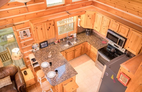 Rocky Grove Cabin | Mountain top luxury cabin! 7 min to National Park! Hot Tub & Wood Fireplace!