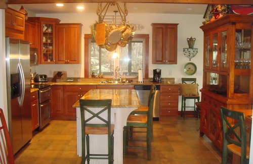 Roseland House | Mountain-Top Retreat w/3 Master BR,Expansive Desks and Panoramic Window Views