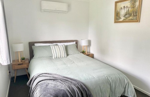 Glass House Mountains Apartment | Mountain Views, Spa Bath, Pet Friendly, Near Zoo!