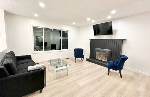 Squamish House | Mountain View, 5BDR, Patio and Hot Tub! Creek In the Backyard!