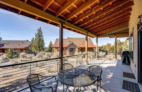 Powell Butte House | Mountain-View Cabin Near Trails in Powell Butte!
